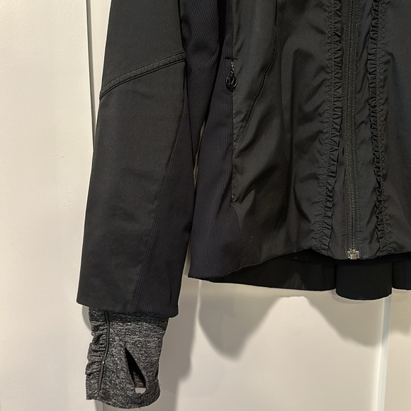 Lulu Lemon size 6 waterproof jacket - Picture 3 of 9